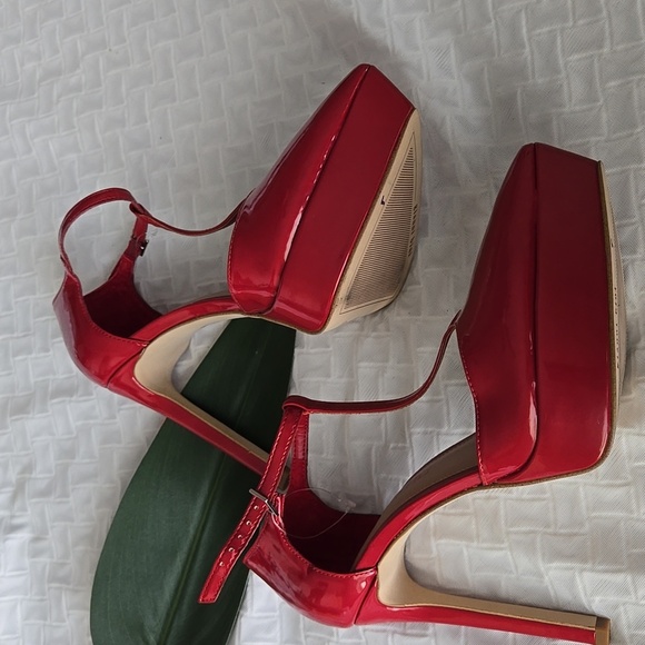 Gianni Bini Blainee Elegant Red Patent Platform 5" Heels Feminine Mob Wife - Picture 1 of 10